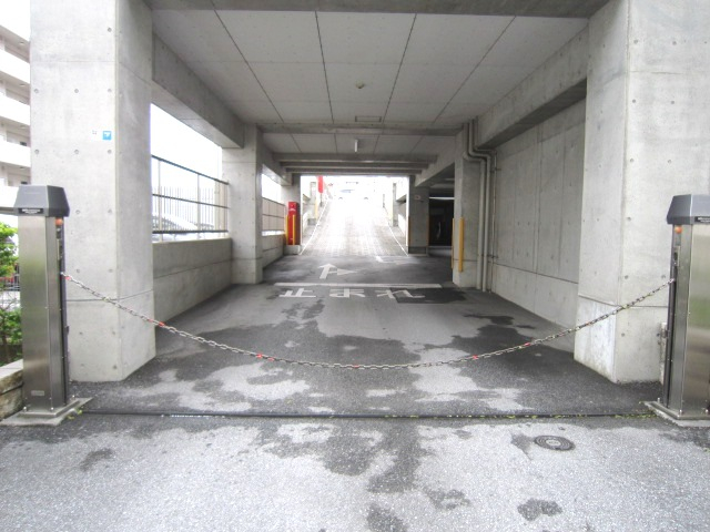 敷地内駐車場入口